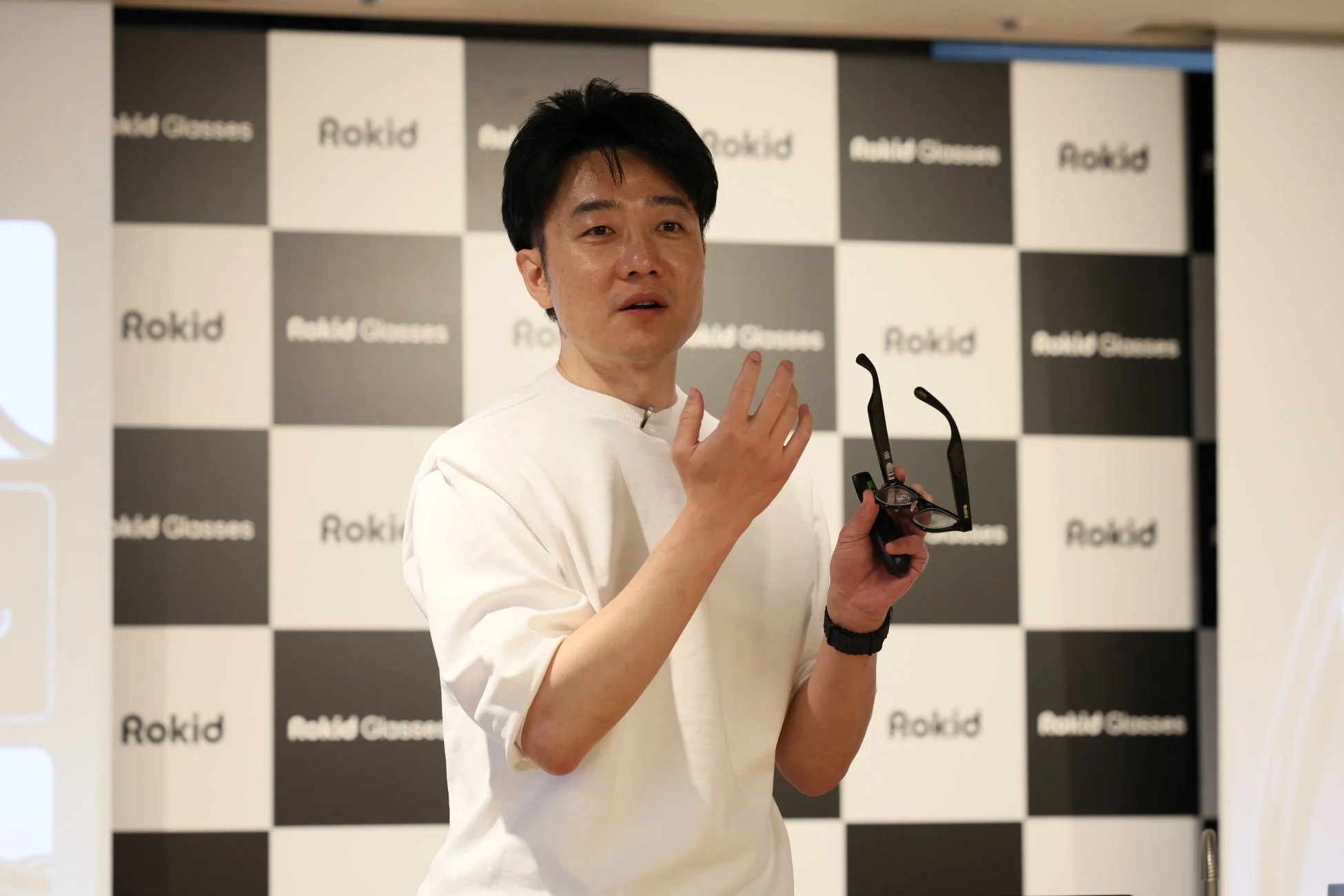 製品を持つ男性