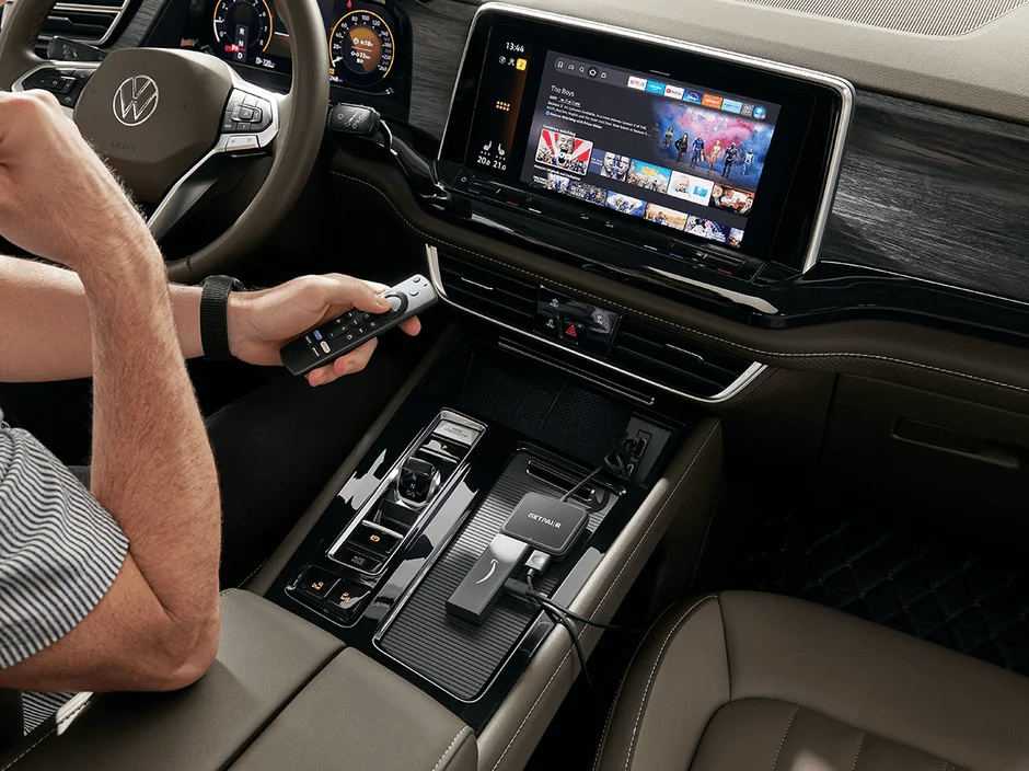 Fire TV Stickを車内ディスプレイで操作する様子