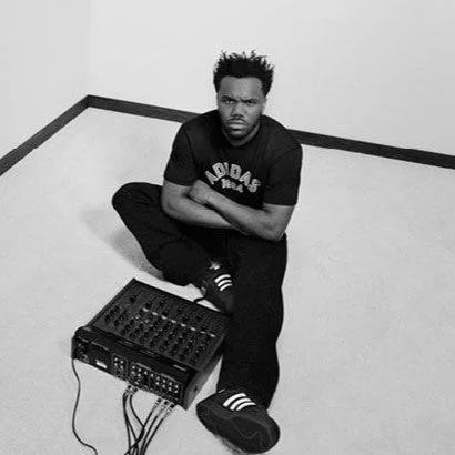 アディダスのTシャツを着た男性