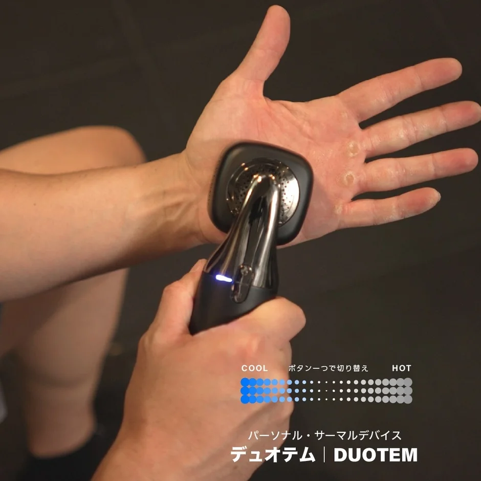 手のひらにDUOTEMを当てている様子