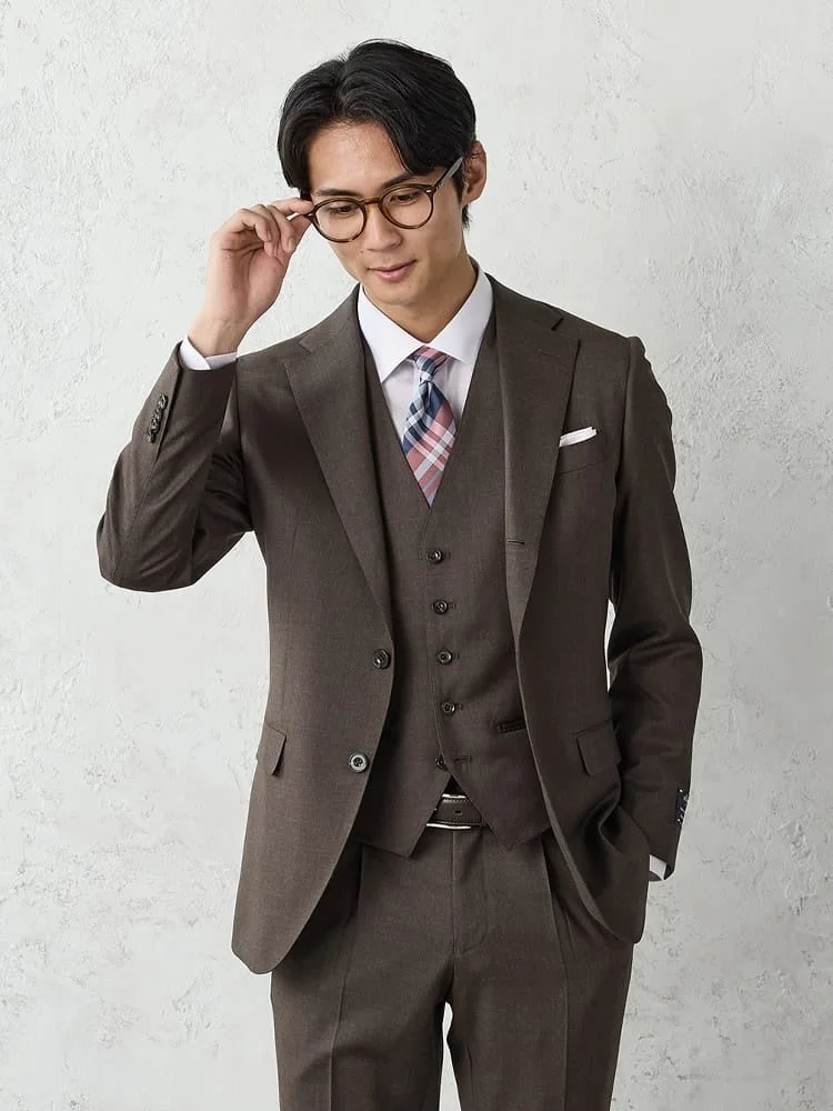 ブラウンのスリーピーススーツ