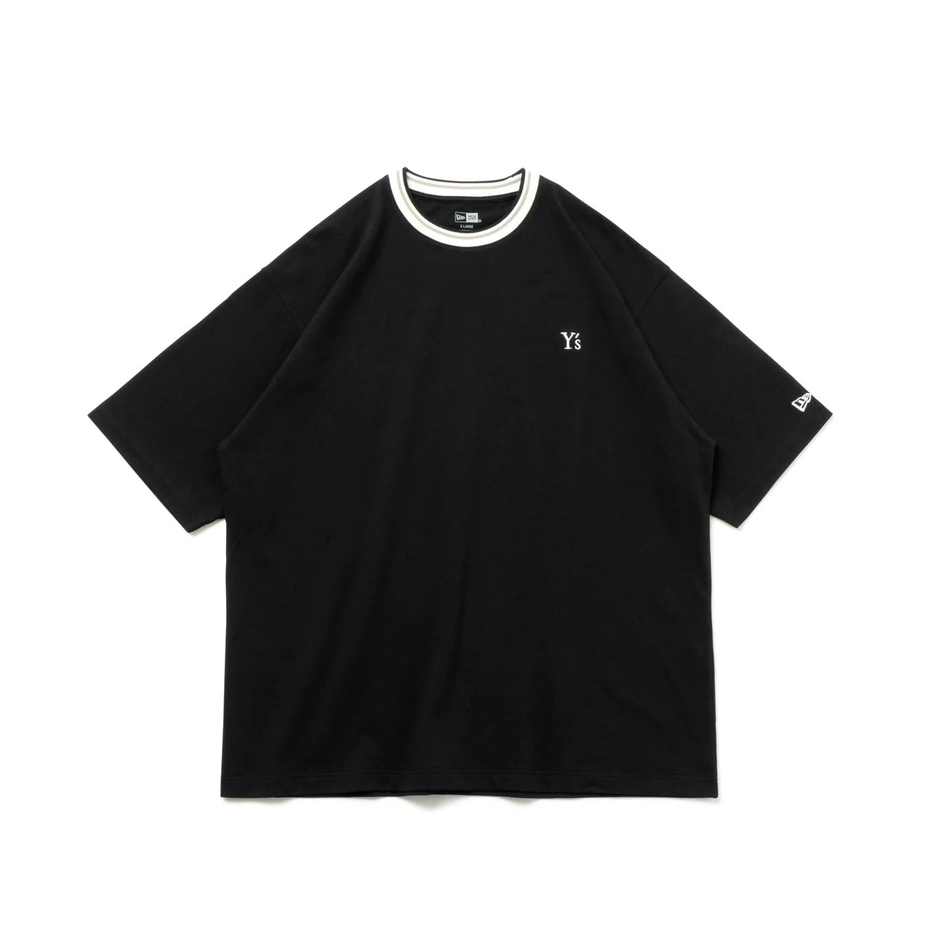 白のリブ襟が特徴的な黒の半袖Tシャツ