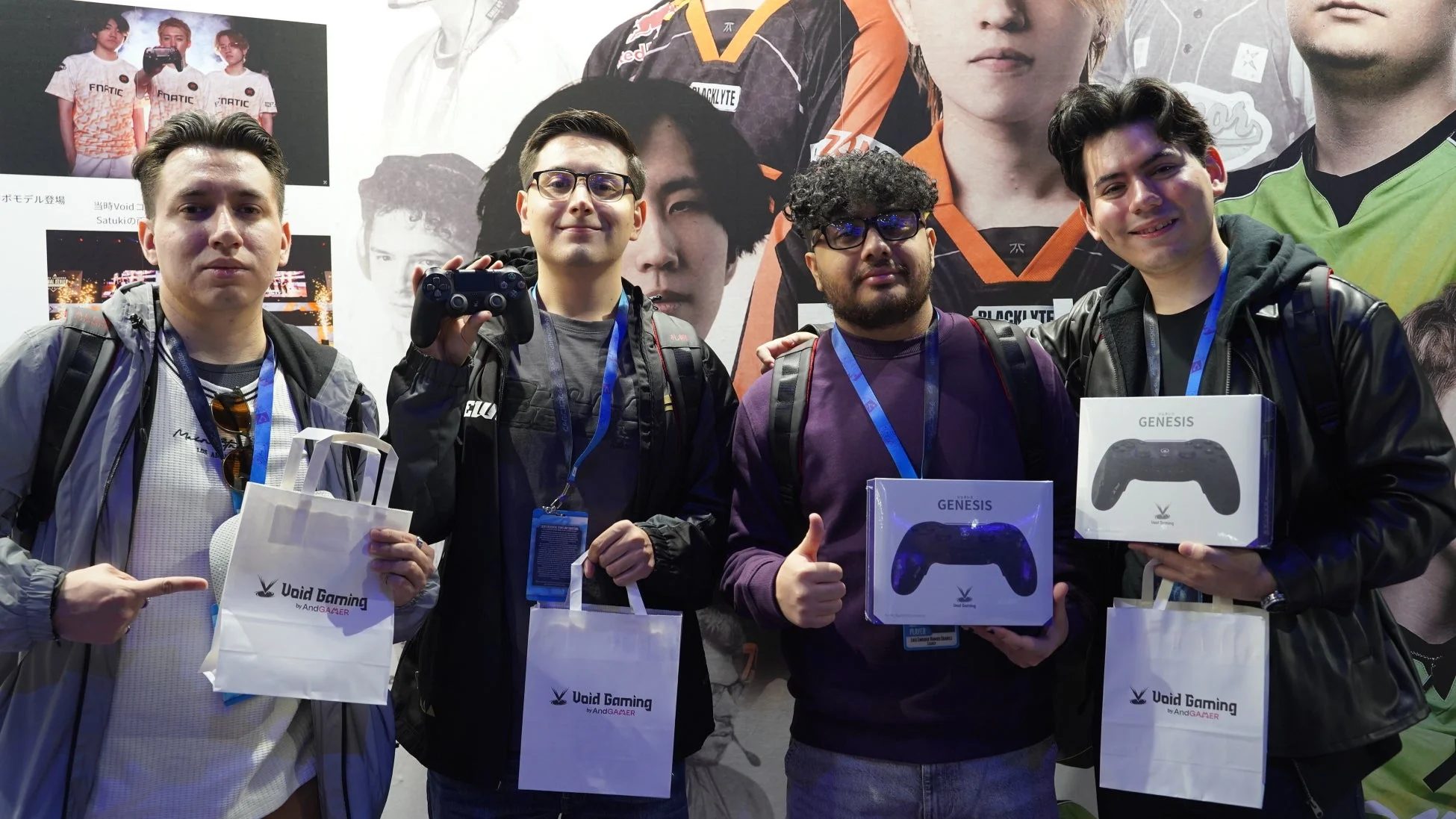 Void Gamingロゴ入りバッグとGENESISコントローラーを持つ男性たち