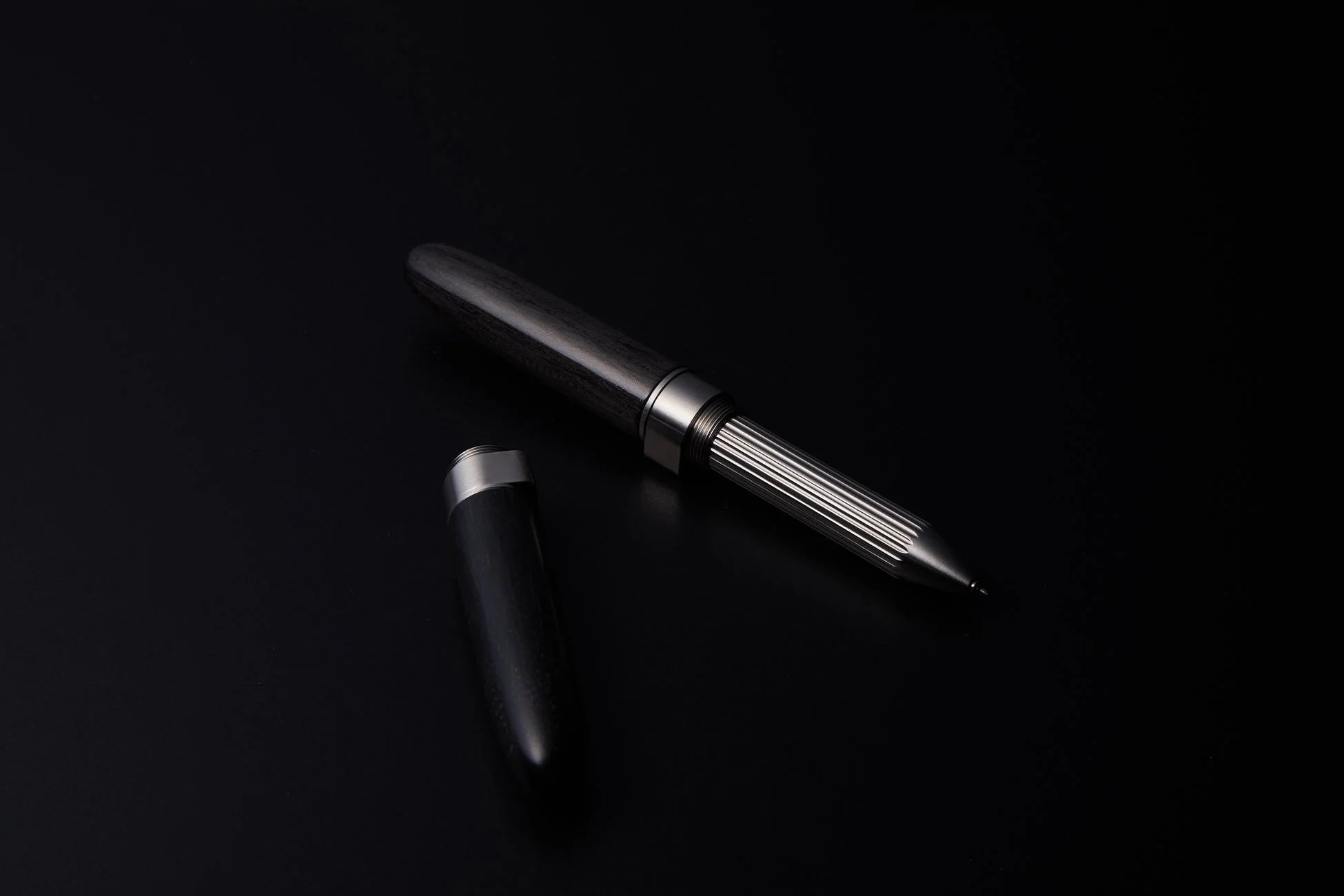 黒背景の高級感あるペン