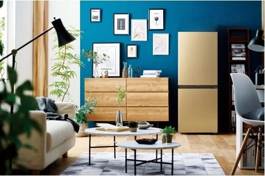 リビングに置かれたシャンパンゴールドの冷蔵庫