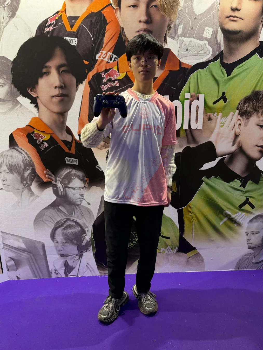 ゲームコントローラーを持つ男性とeスポーツ選手のポスター