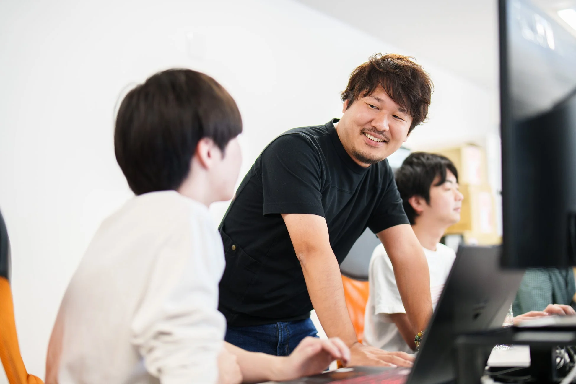 職場で働く男性3人