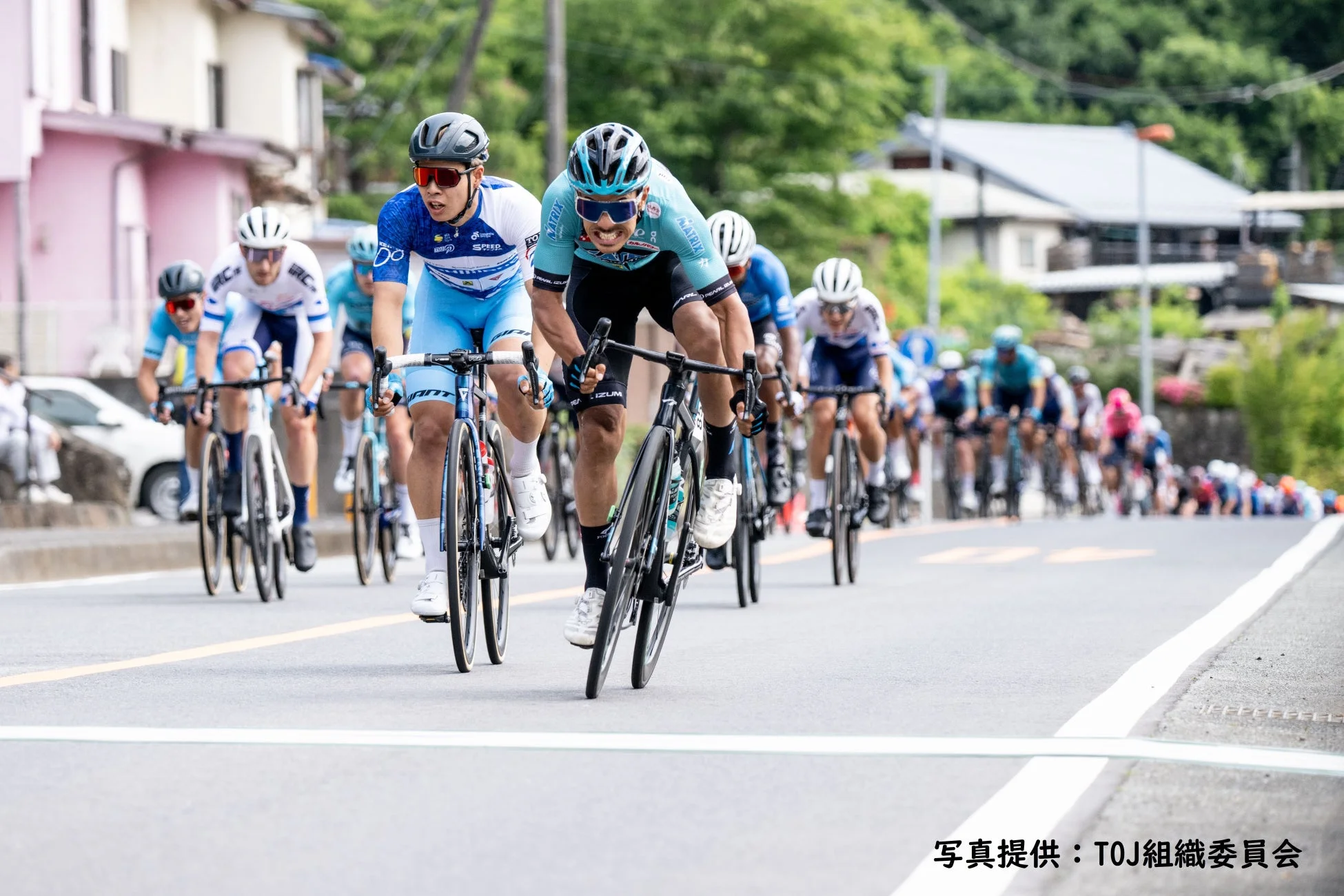 公道を走る自転車選手たち