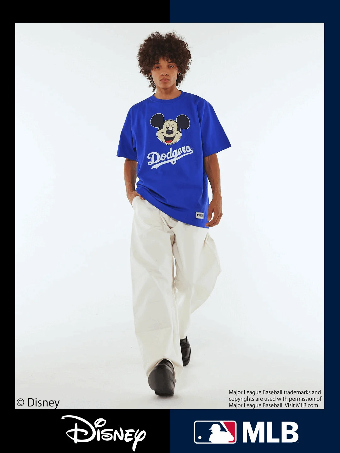ミッキーマウスとドジャースのロゴ入りTシャツを着用した男性