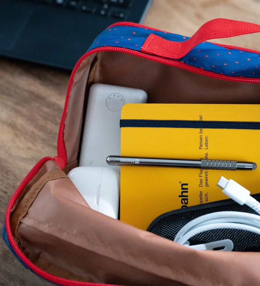 仕事のガジェットを収納した様子