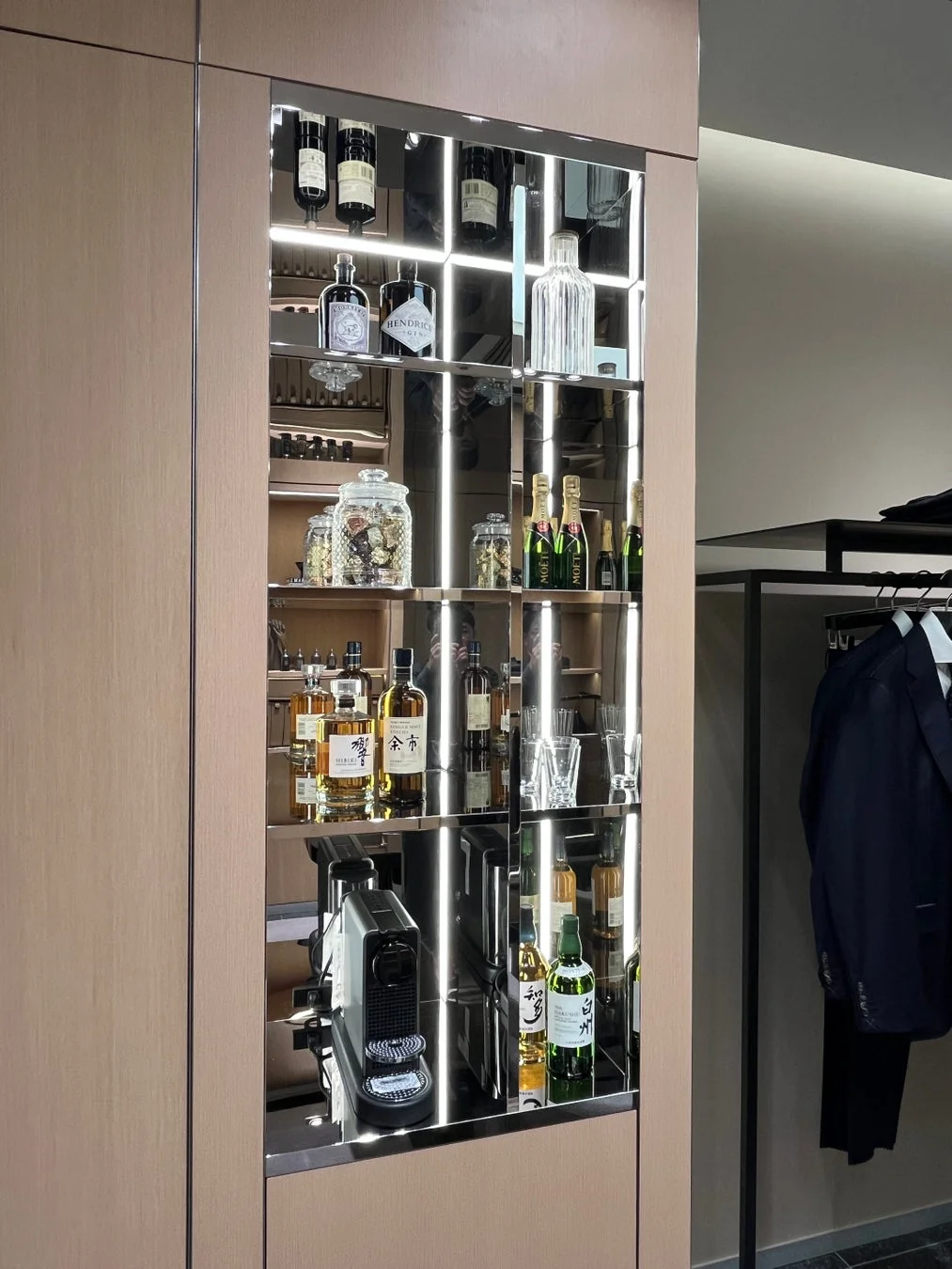 BOSSストア六本木ヒルズのバーカウンター