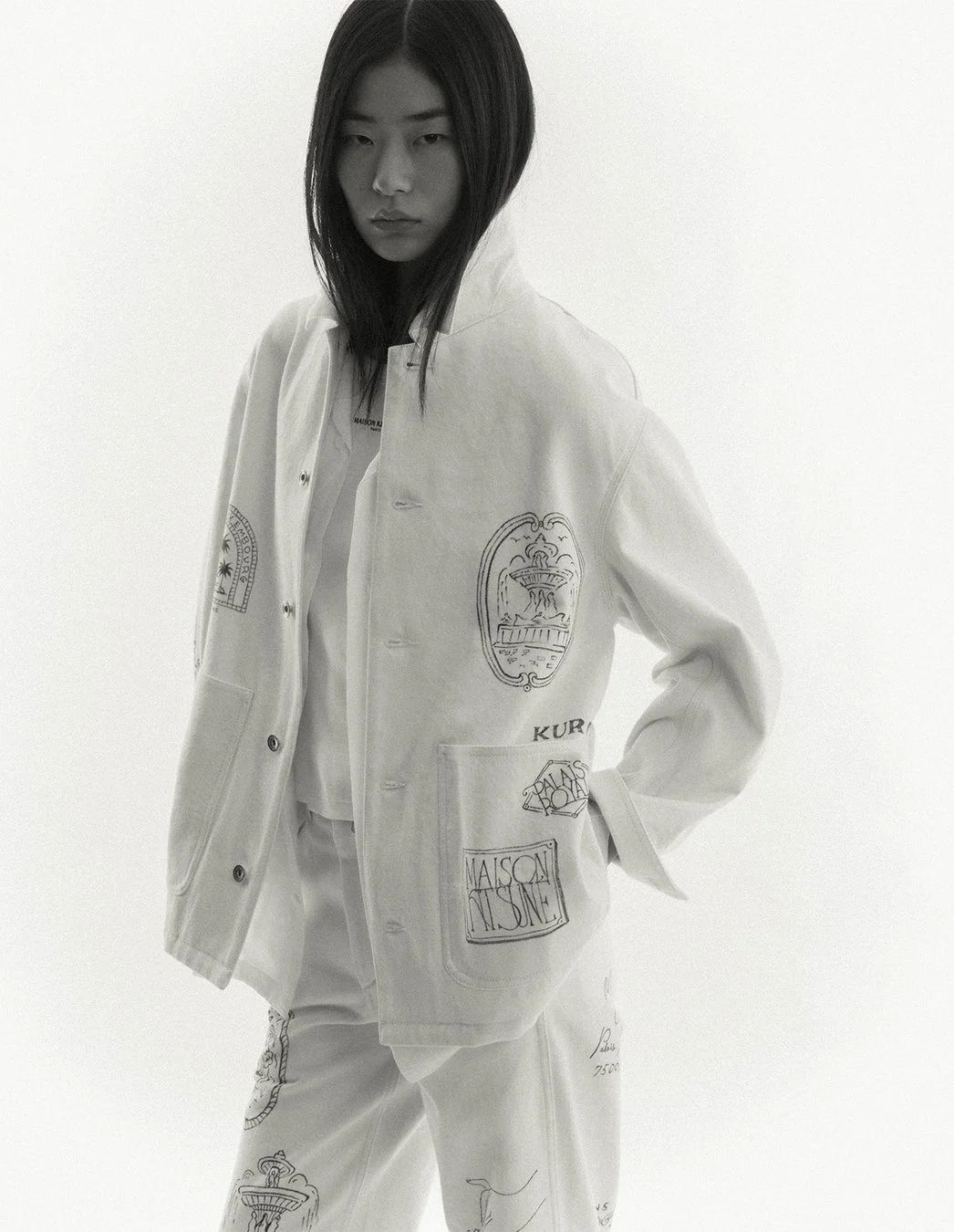 モノクロのデニムジャケットを着たモデル