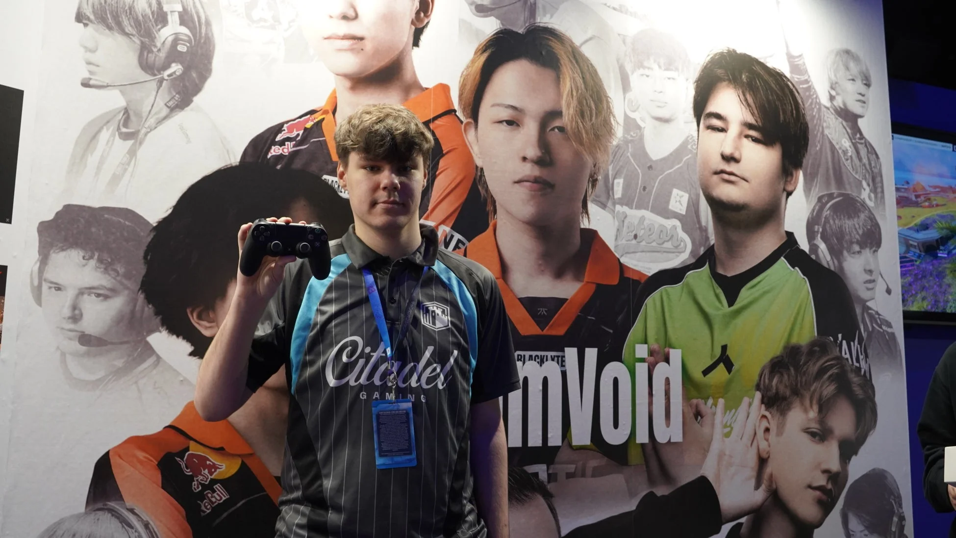 ゲームコントローラーを持つ若い男性とeスポーツ選手のポスター