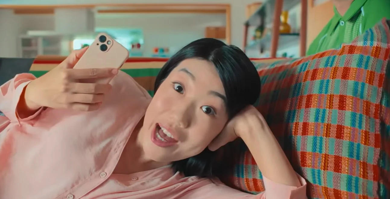 ソファでスマホを操作する横澤夏子さん