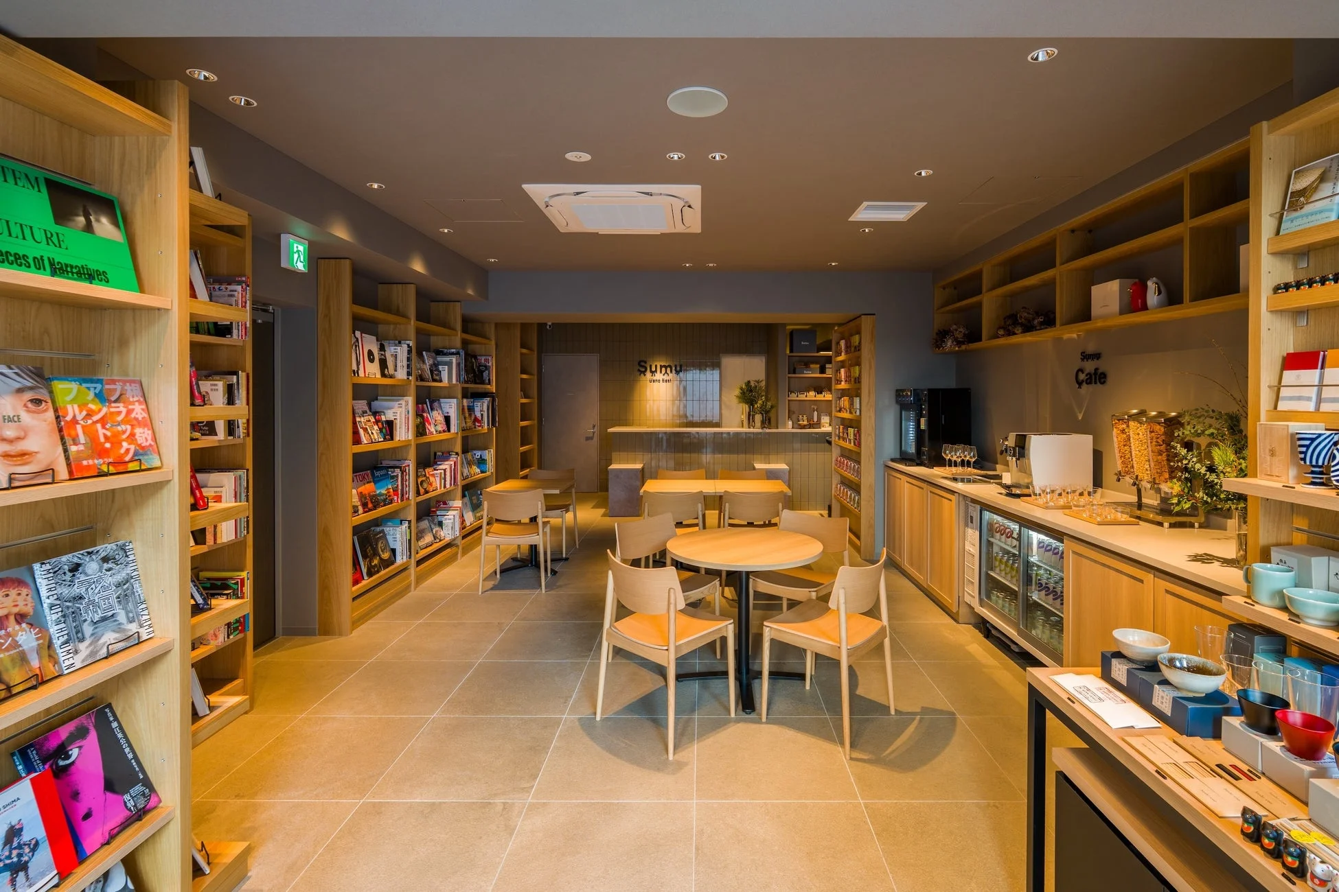 Sumu Loungeの書棚とカフェスペース