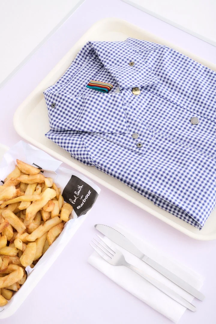 ギンガムチェックのシャツとフライドポテト