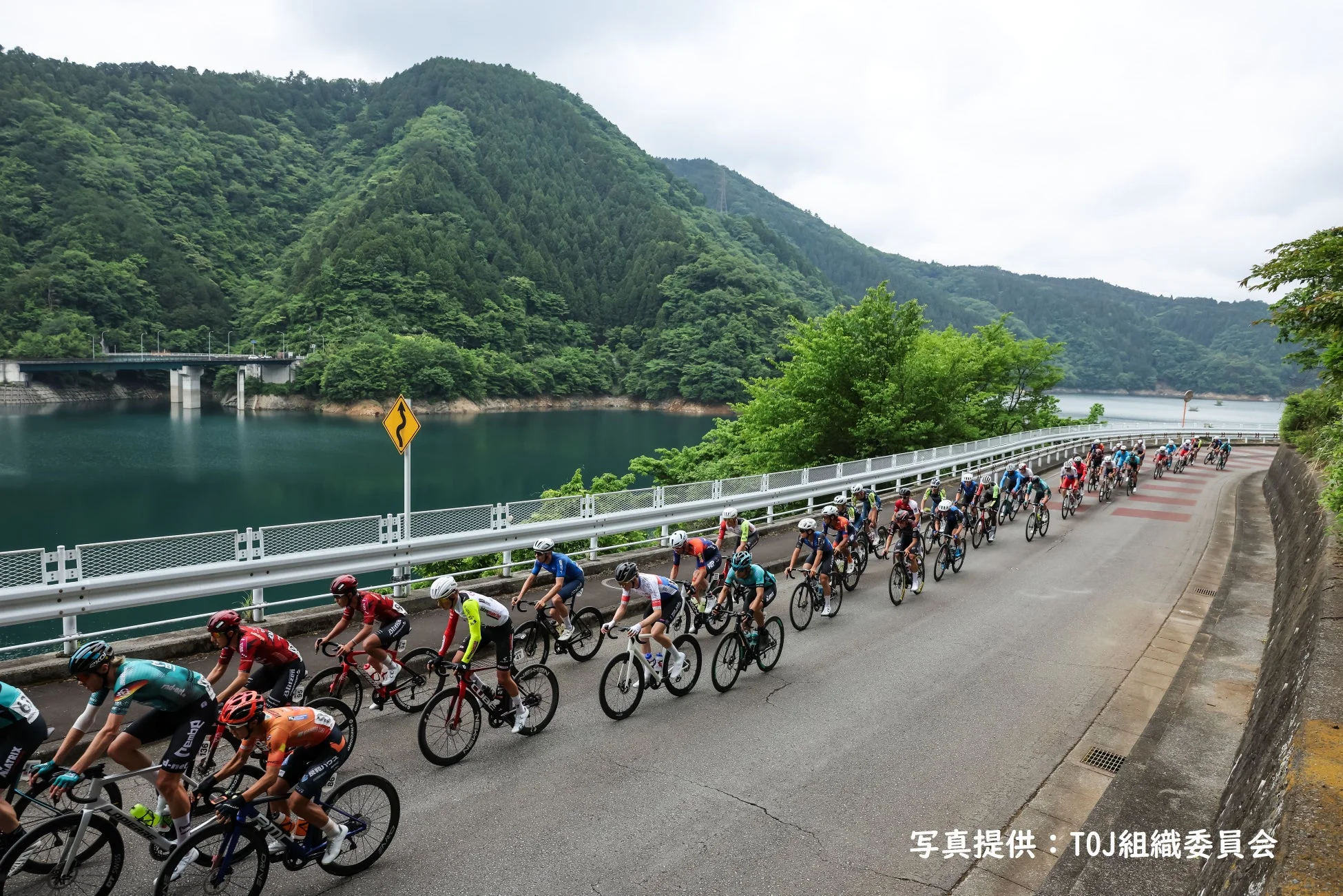 山と湖に囲まれた自転車レース