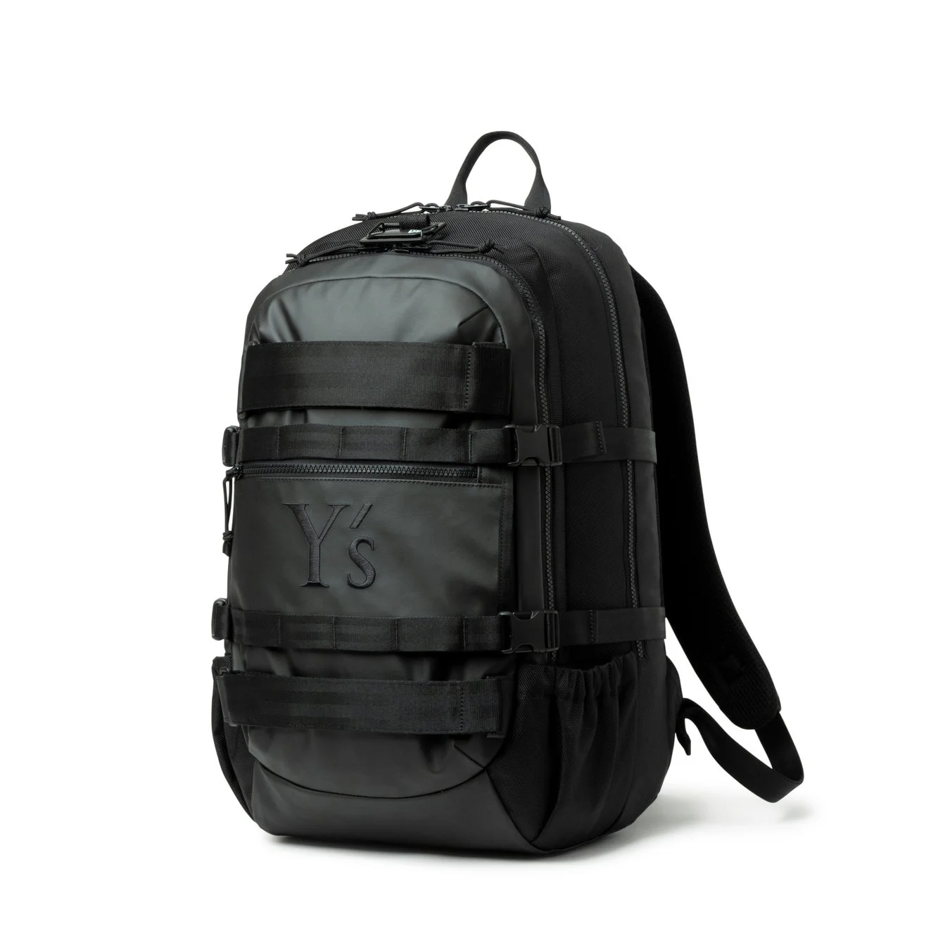 Y'sのロゴが入った黒いバックパック
