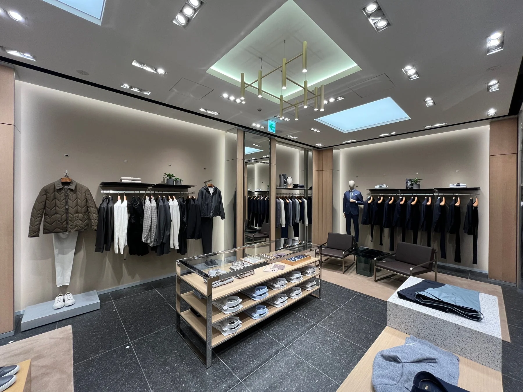 BOSSストア六本木ヒルズ2階のメンズウェア