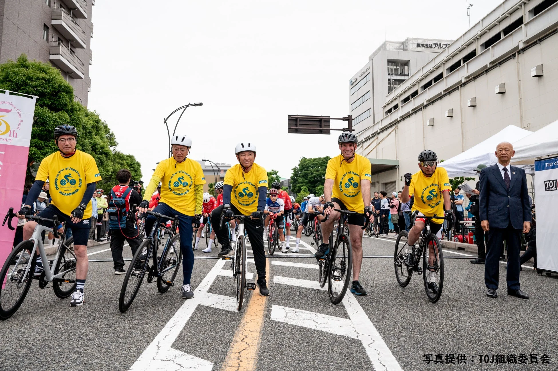スタートラインに並ぶ参加者