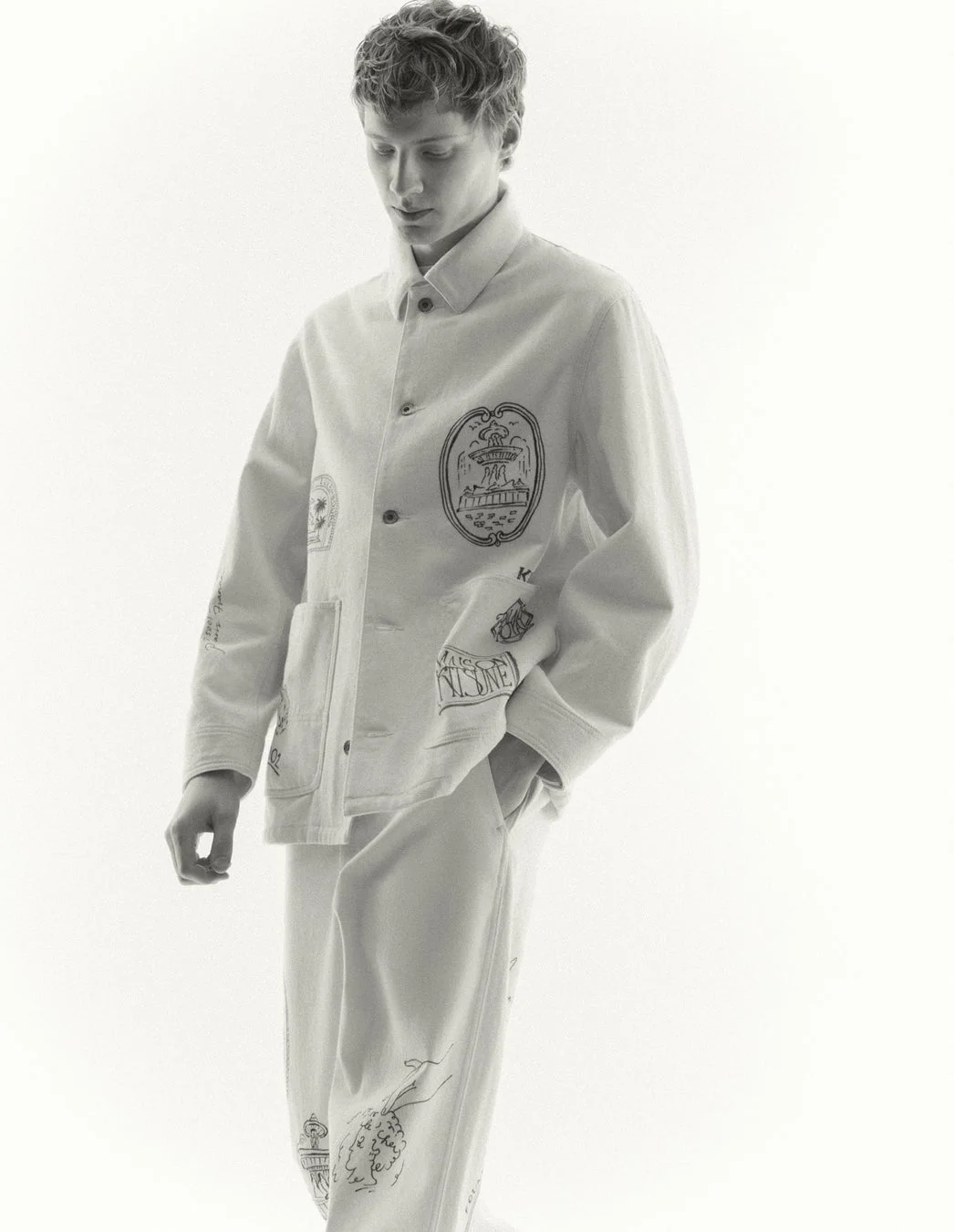 デニムセットアップを着た男性モデル