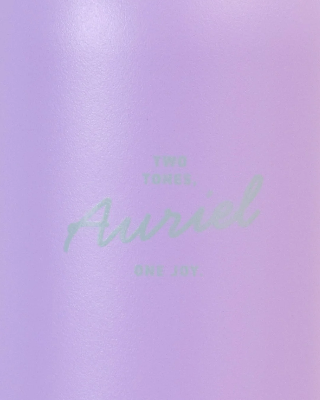 紫色の背景にロゴ