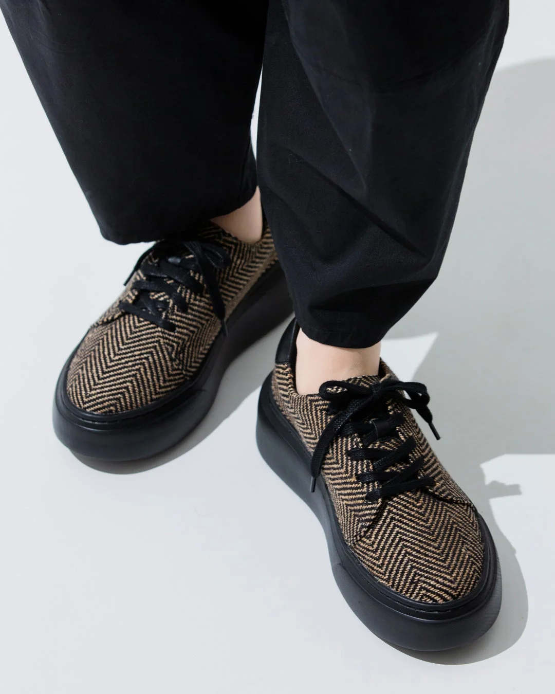 ジュートモデルのスニーカーの足元