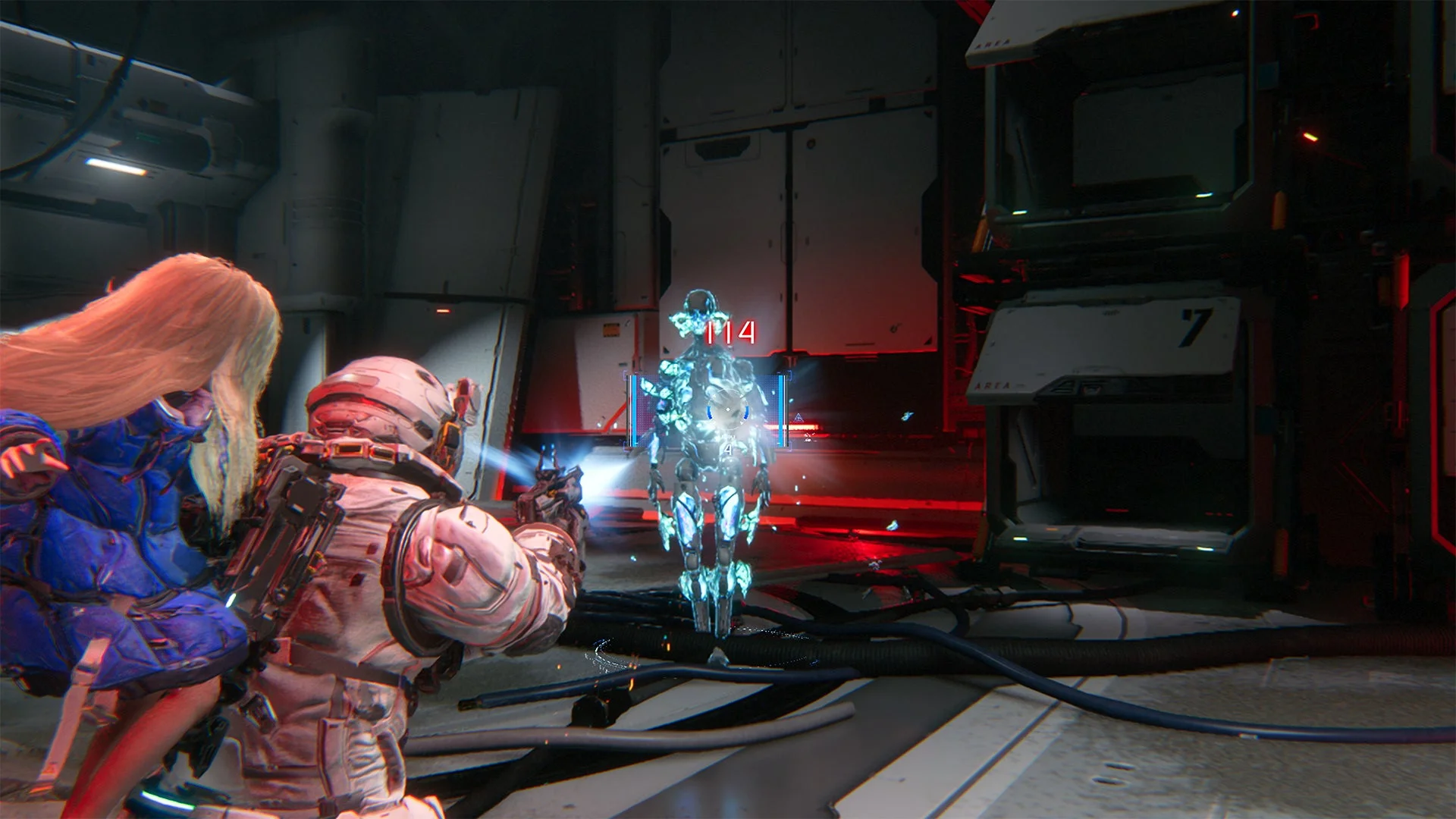 宇宙服と少女がロボットと対峙