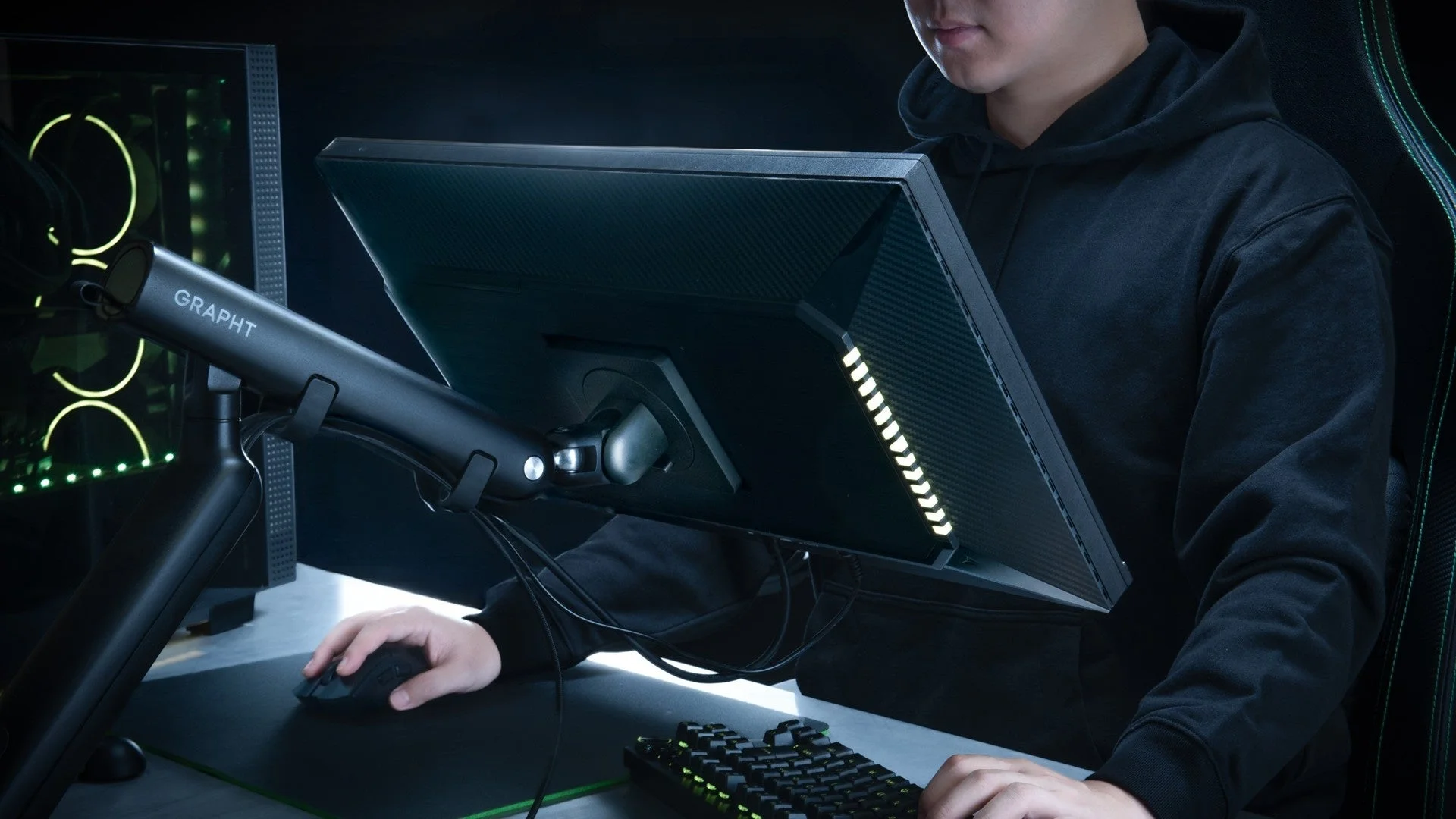 モニターアームとゲーミングモニターを使用するゲーマー