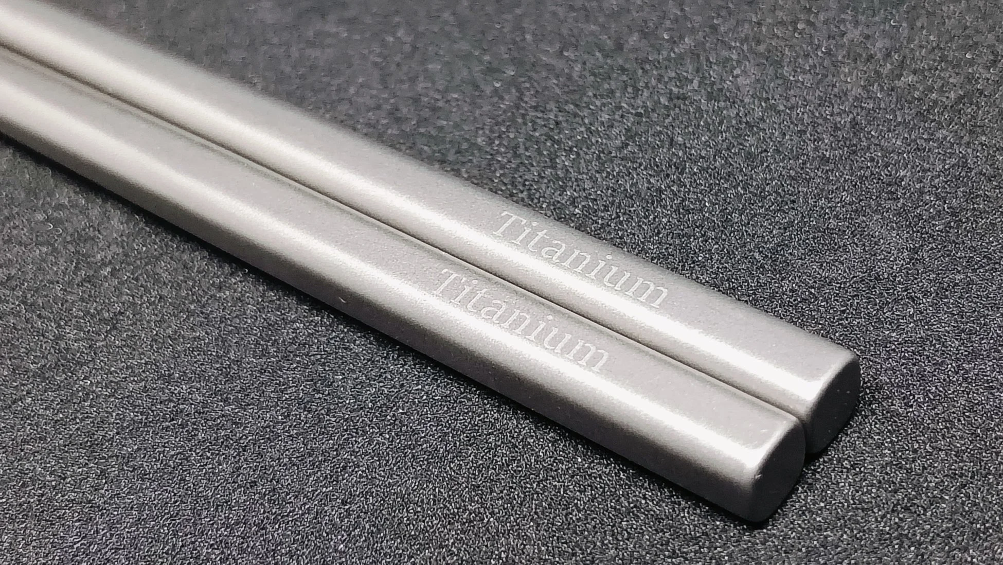 「Titanium」と刻印された2本のチタン製の箸