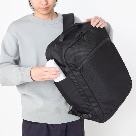 サイドポケットに水筒を収納する様子