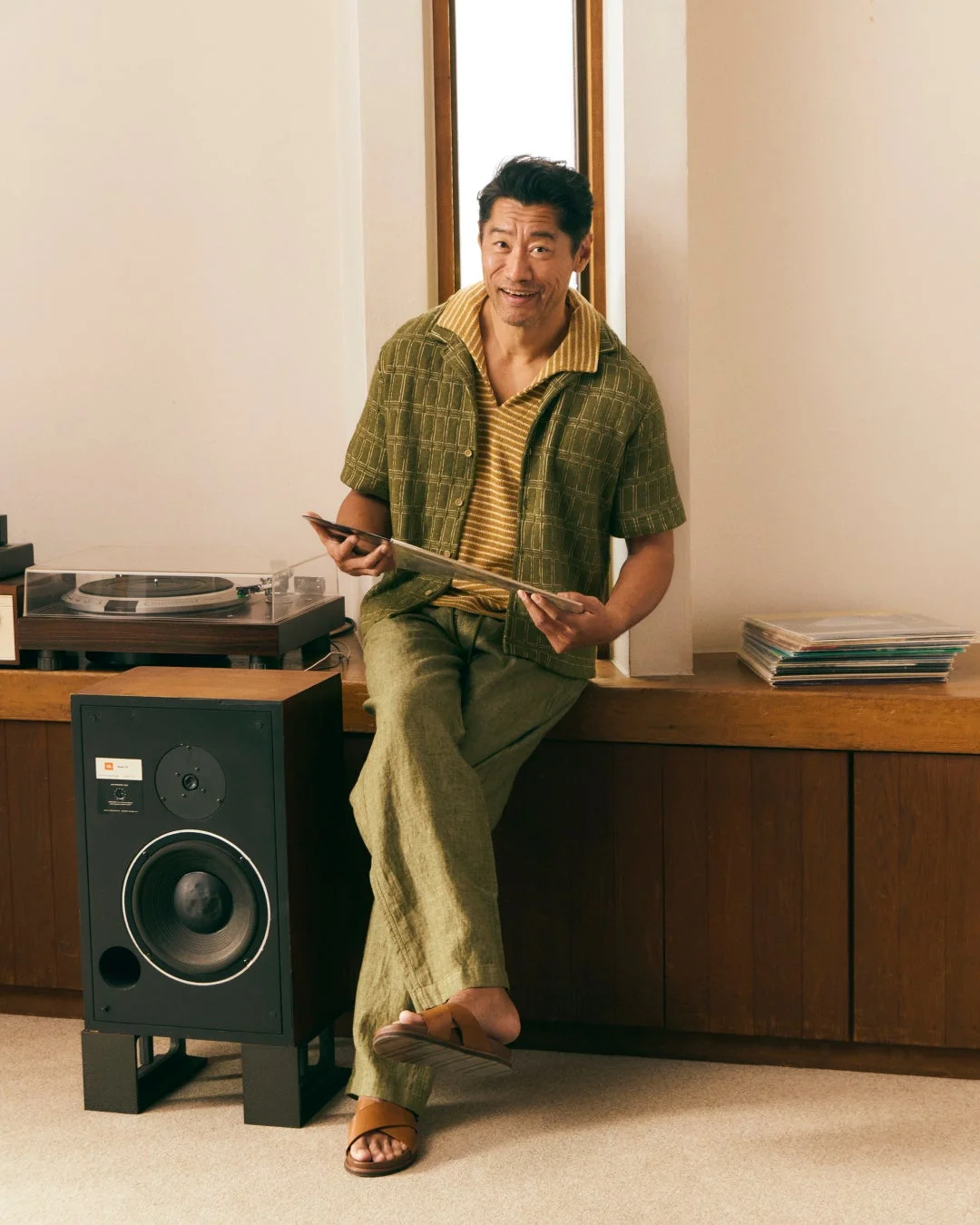 レコードを手にしている男性