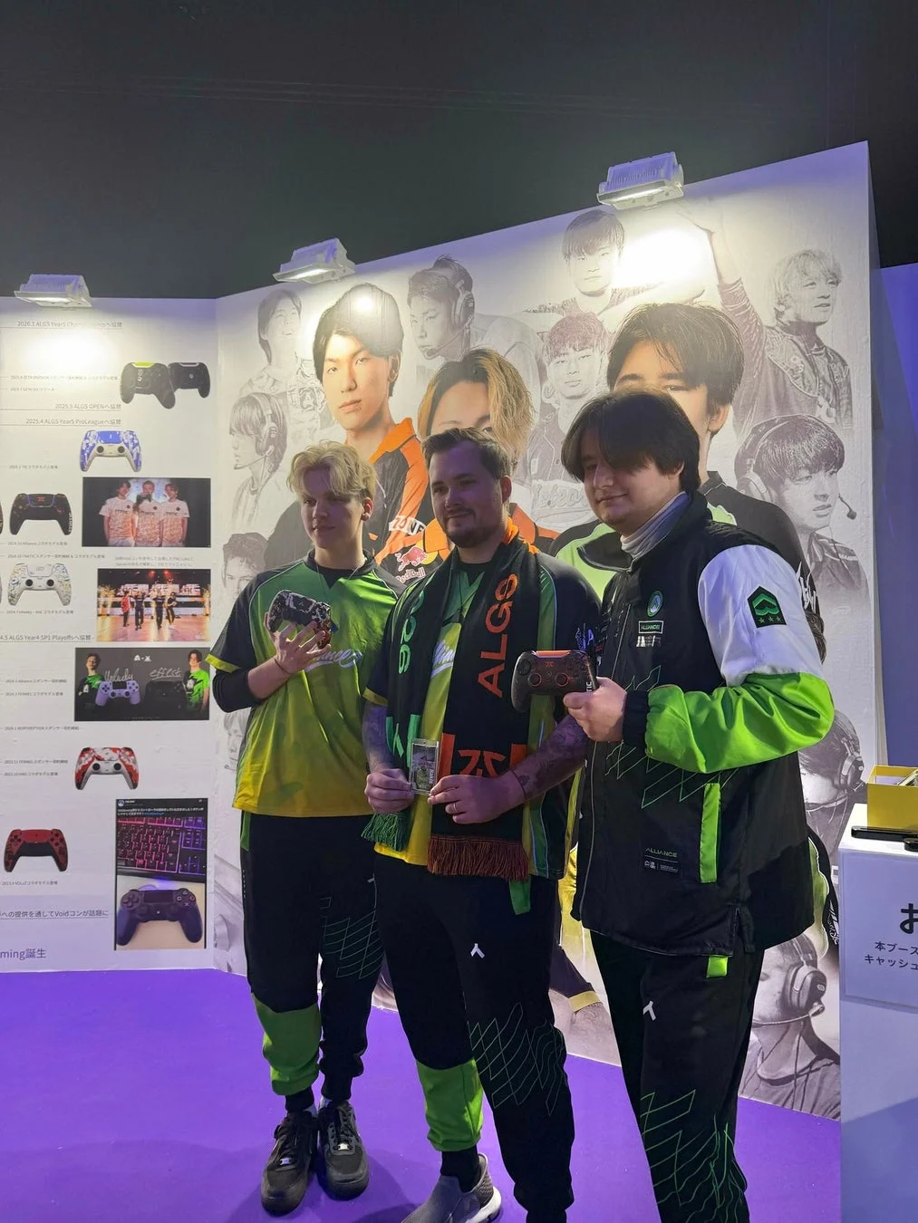 eスポーツイベントのブースでポーズをとるゲーマー