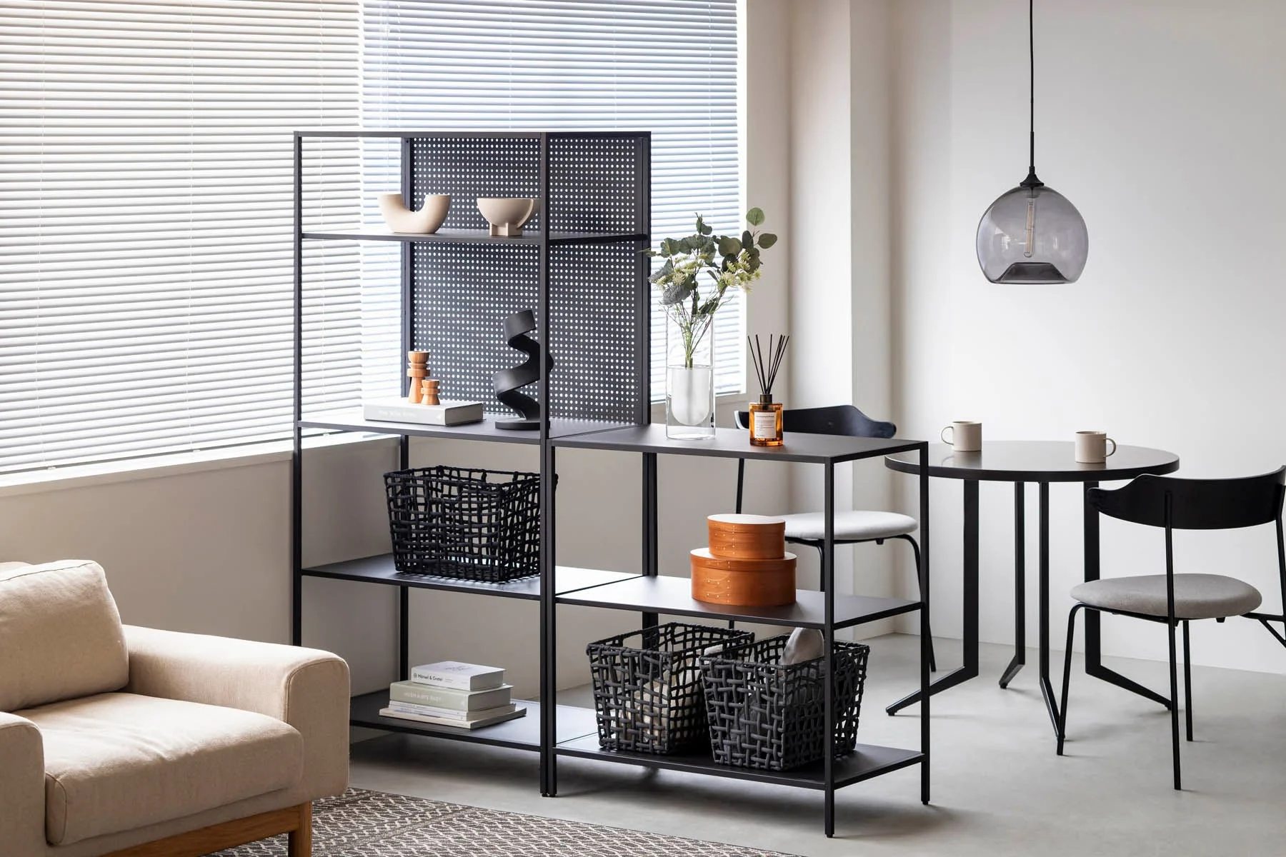 リビング間仕切りのシェルフ