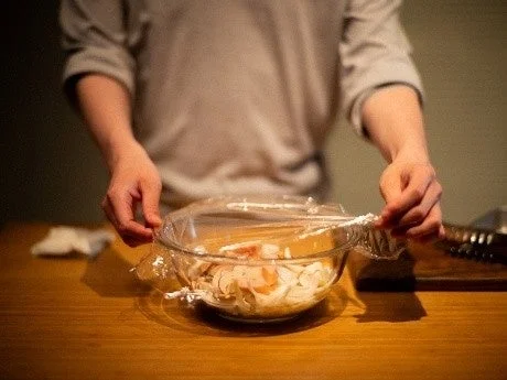 食材にラップをかける様子