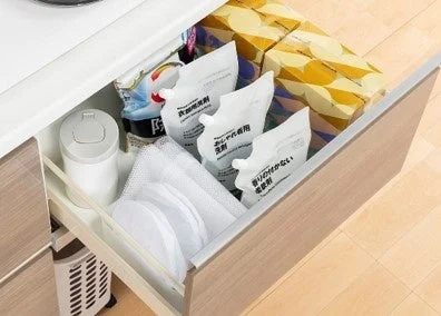 引き出しに洗剤を収納する様子