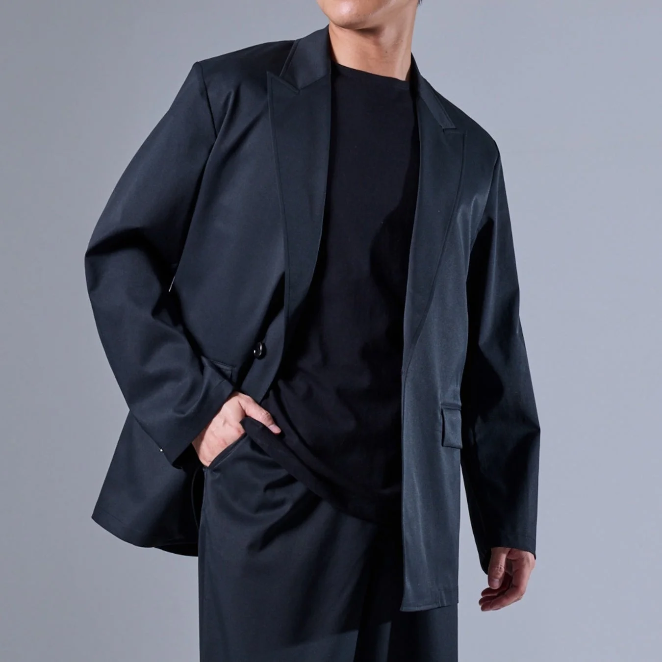 黒いセットアップの男性