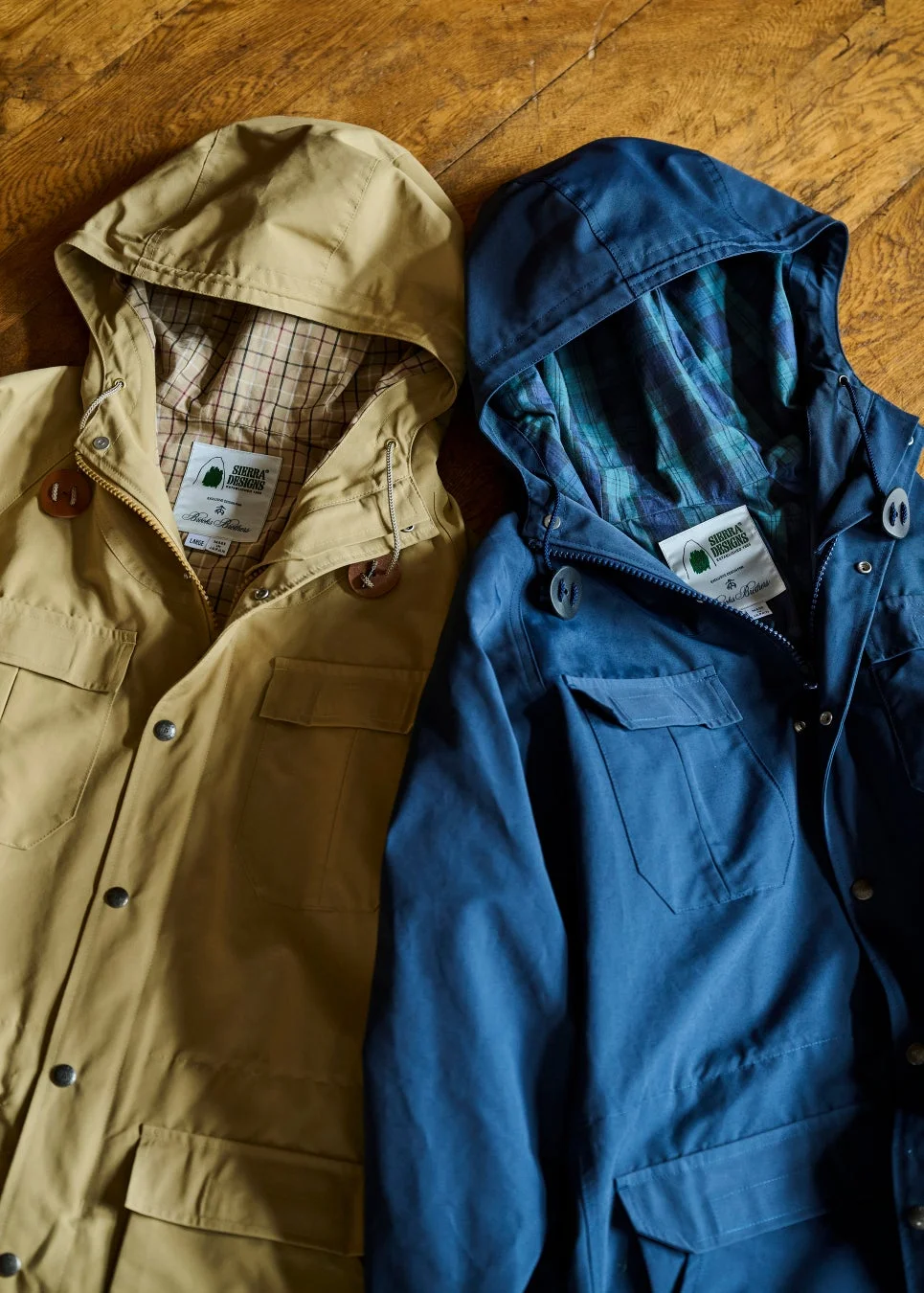 ベージュとネイビーのフード付きジャケット2着のクローズアップ画像