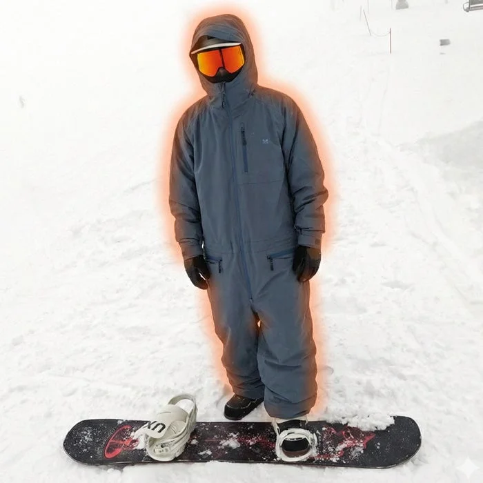 雪山でスノーボードを履いた人物