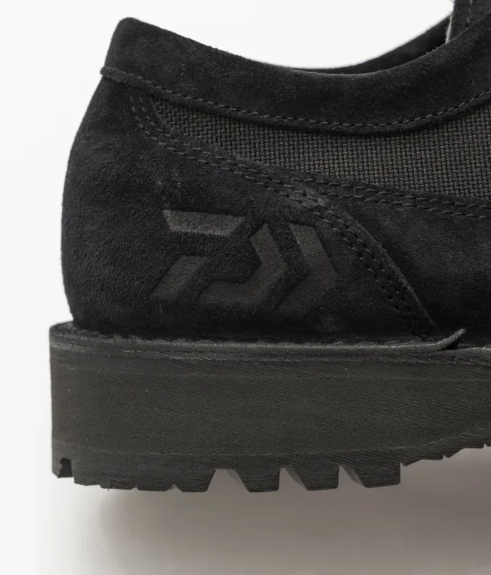 DAIWAロゴがエンボス加工された黒い靴