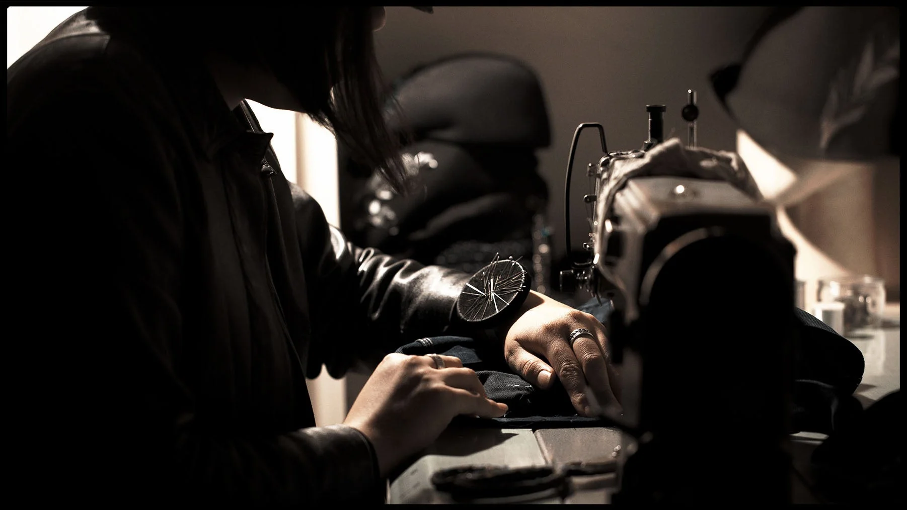 ミシンを使って作業する人物
