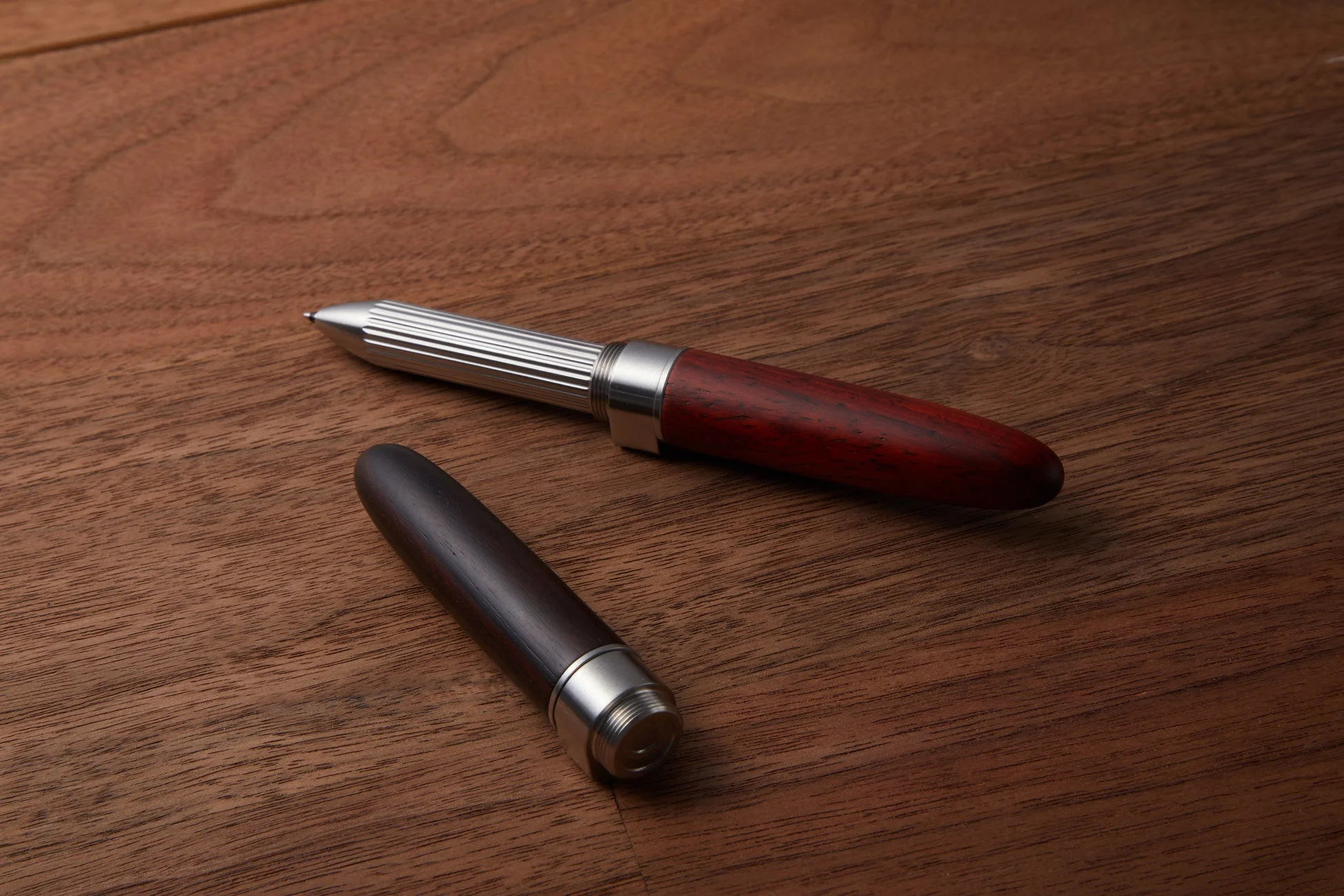 木製ペンと金属パーツ