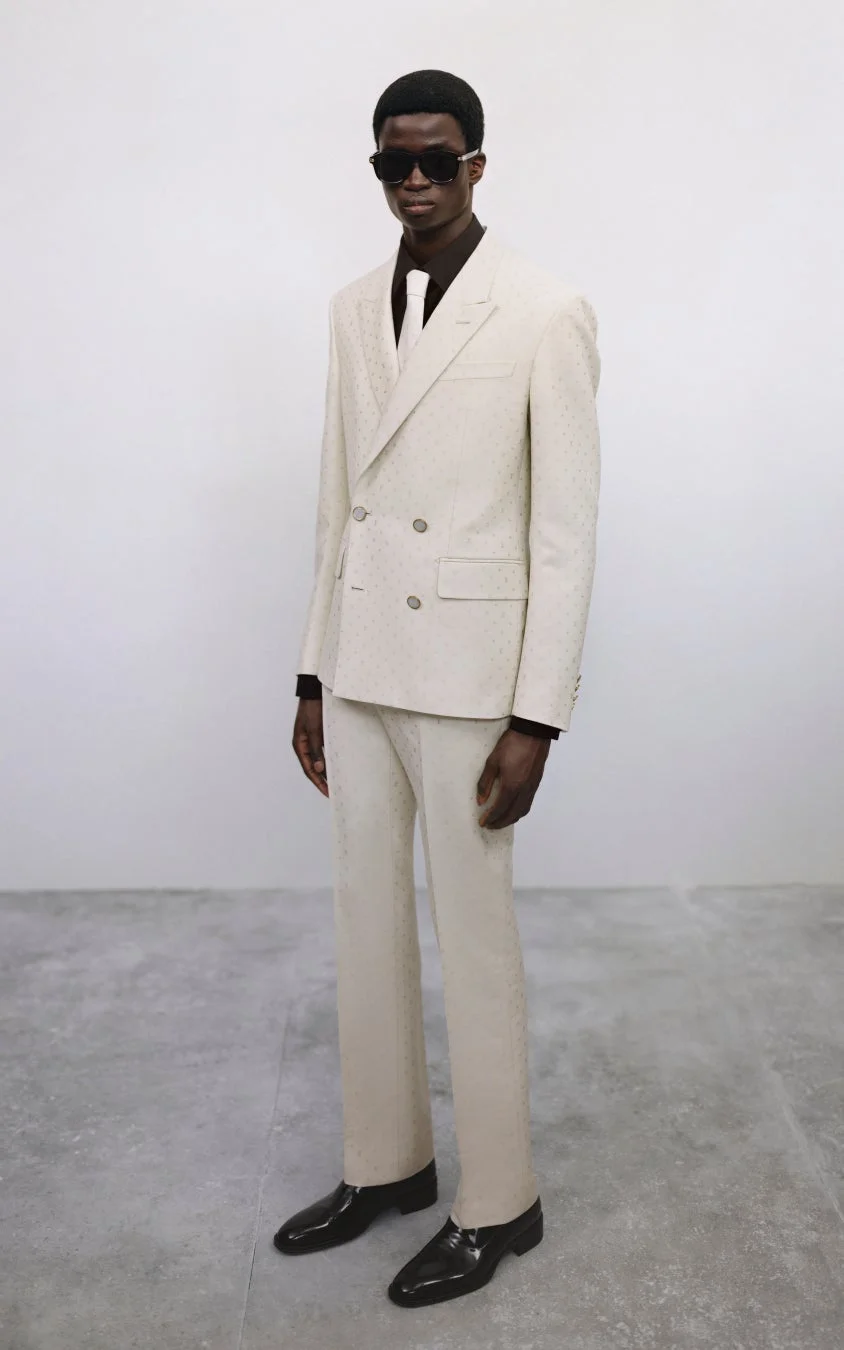 ベージュのダブルブレストスーツを着用した男性