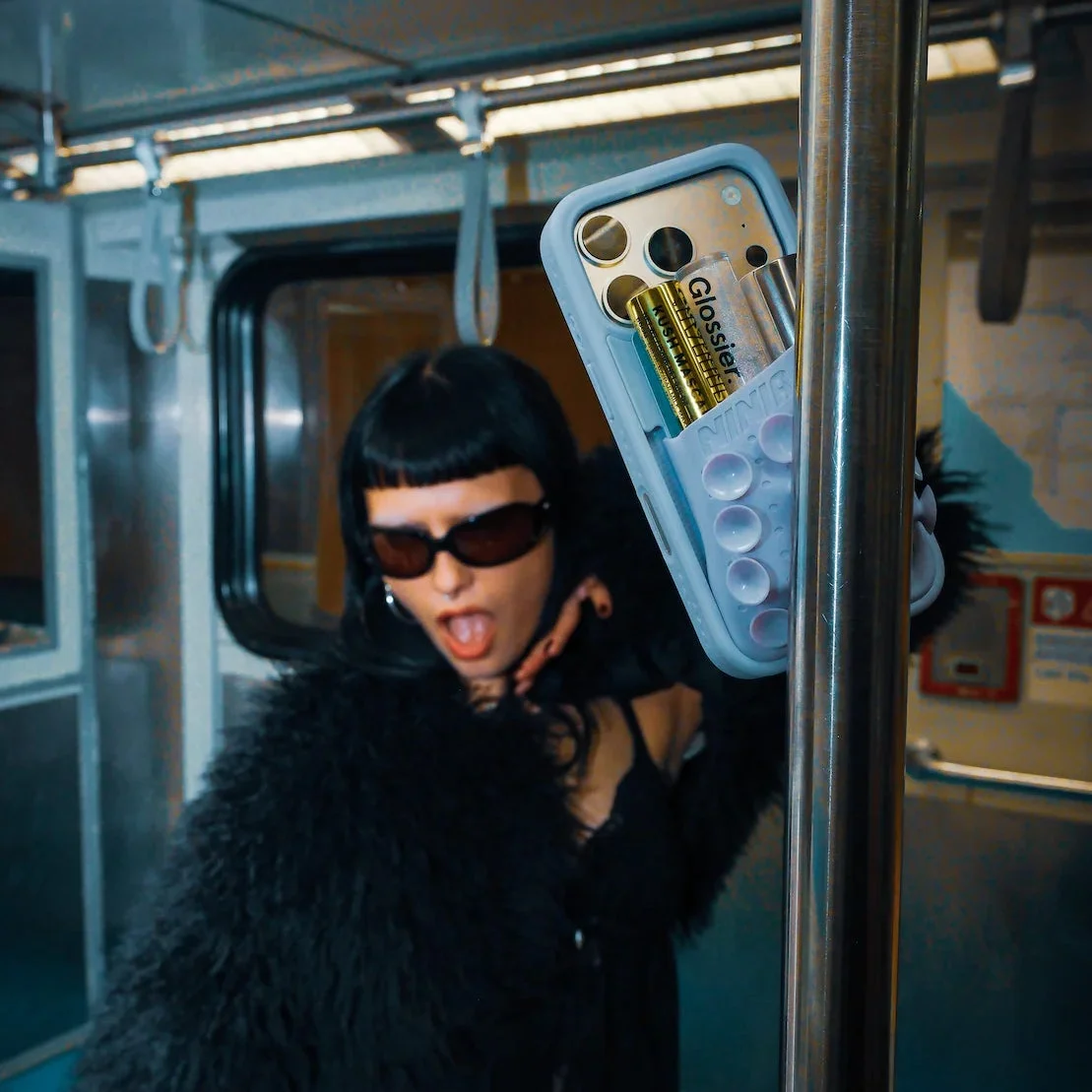 女性がスマホを固定