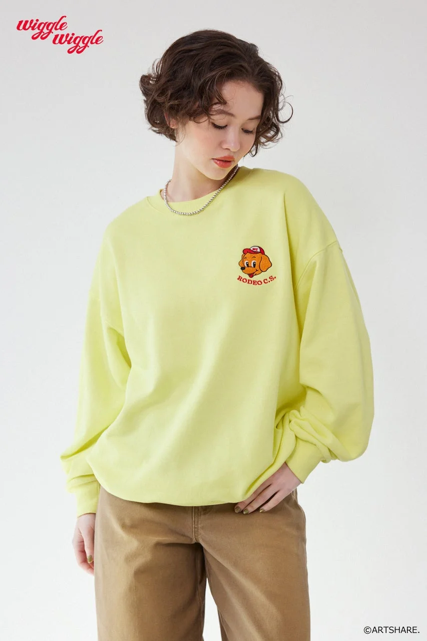 ライムグリーンのスウェットを着た女性