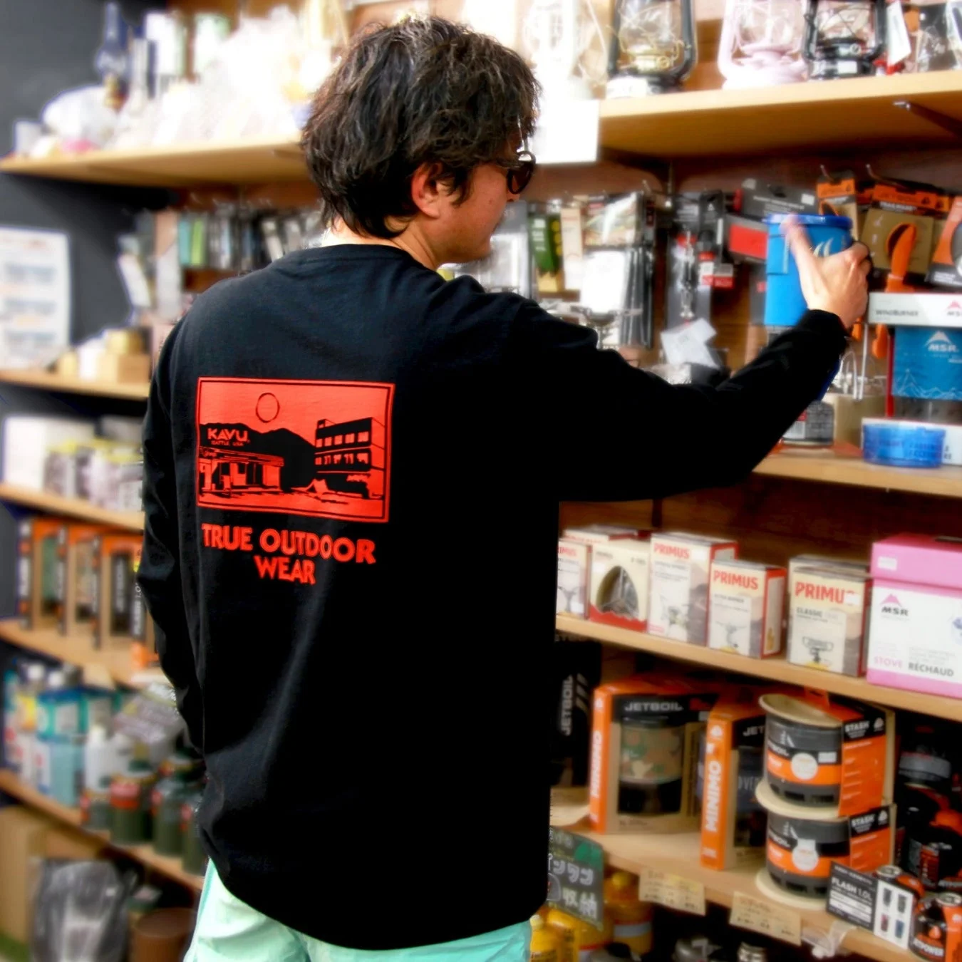 店内で買い物中の男性