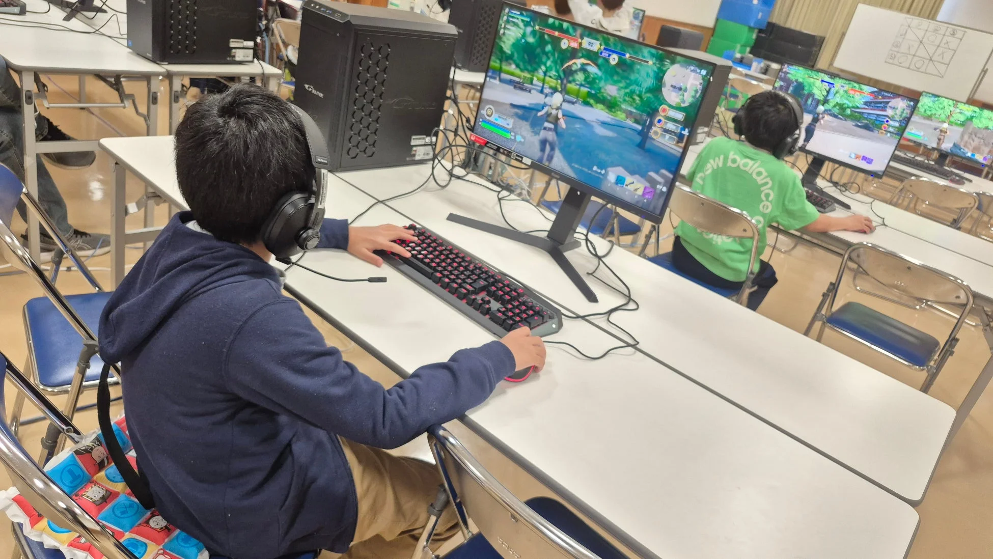 PCゲームに熱中する子供たち