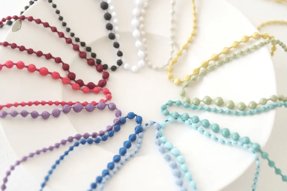 カラフルなビーズのような紐