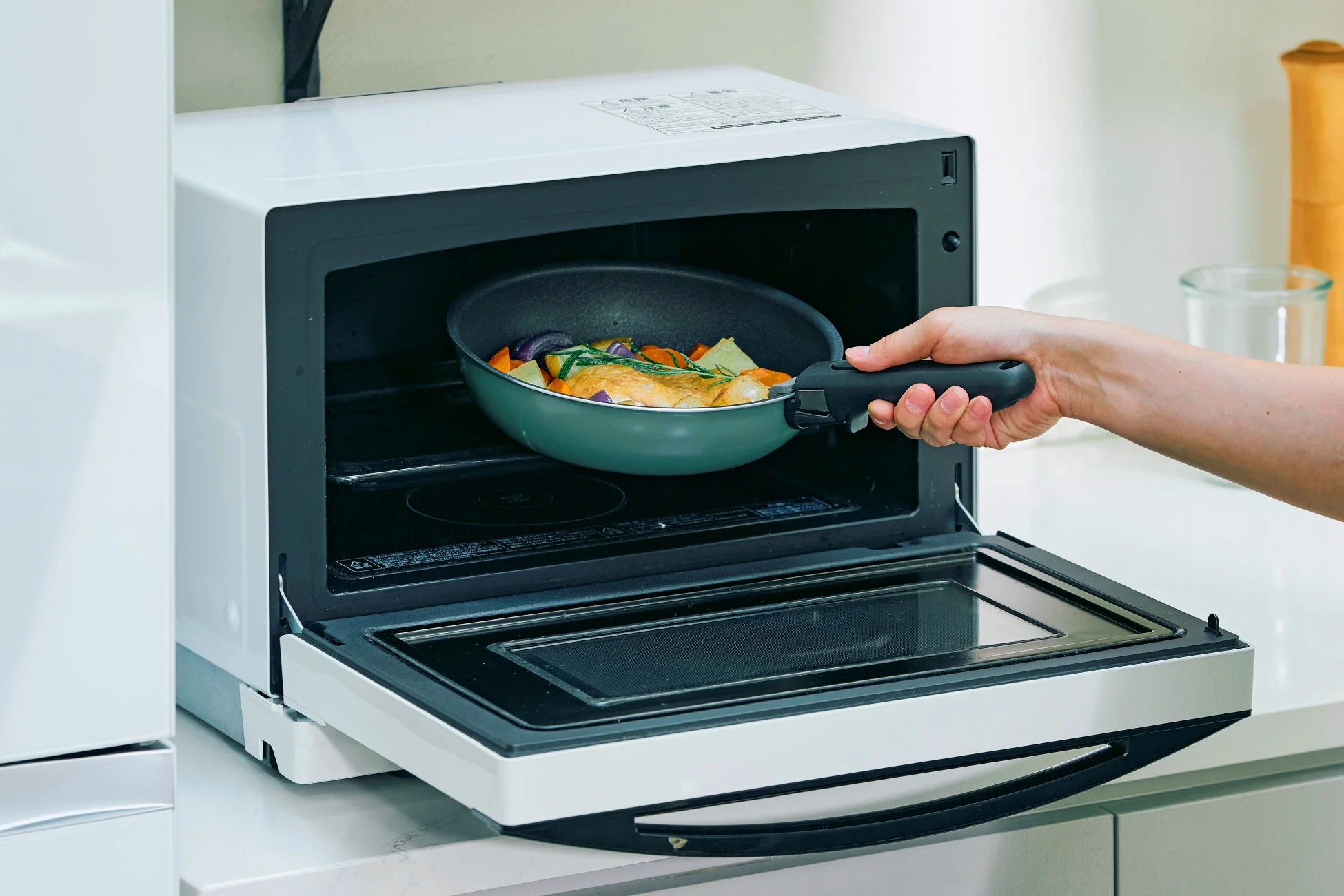 フライパンをオーブンに入れている様子