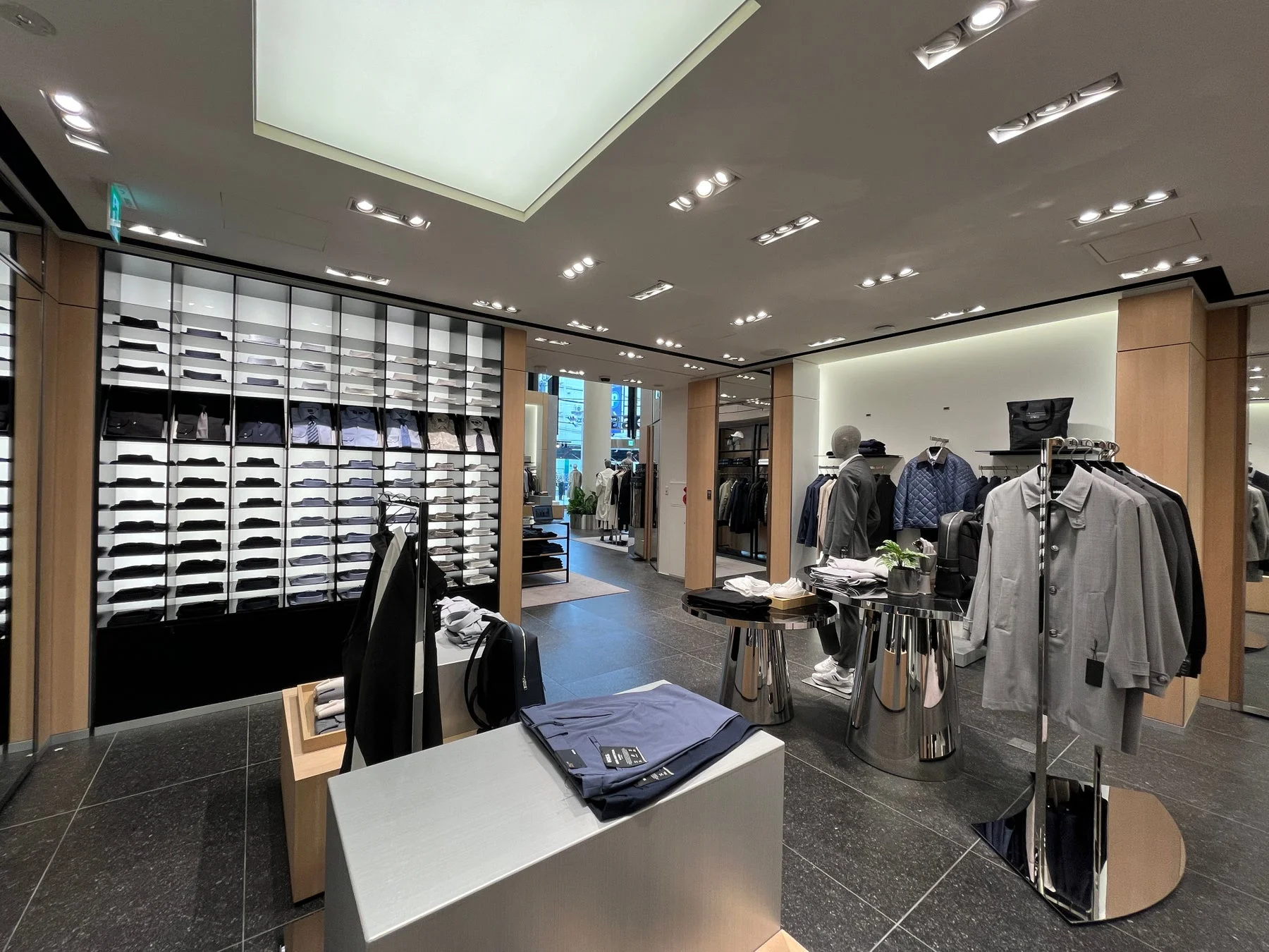 BOSSストア六本木ヒルズのメンズウェアエリア
